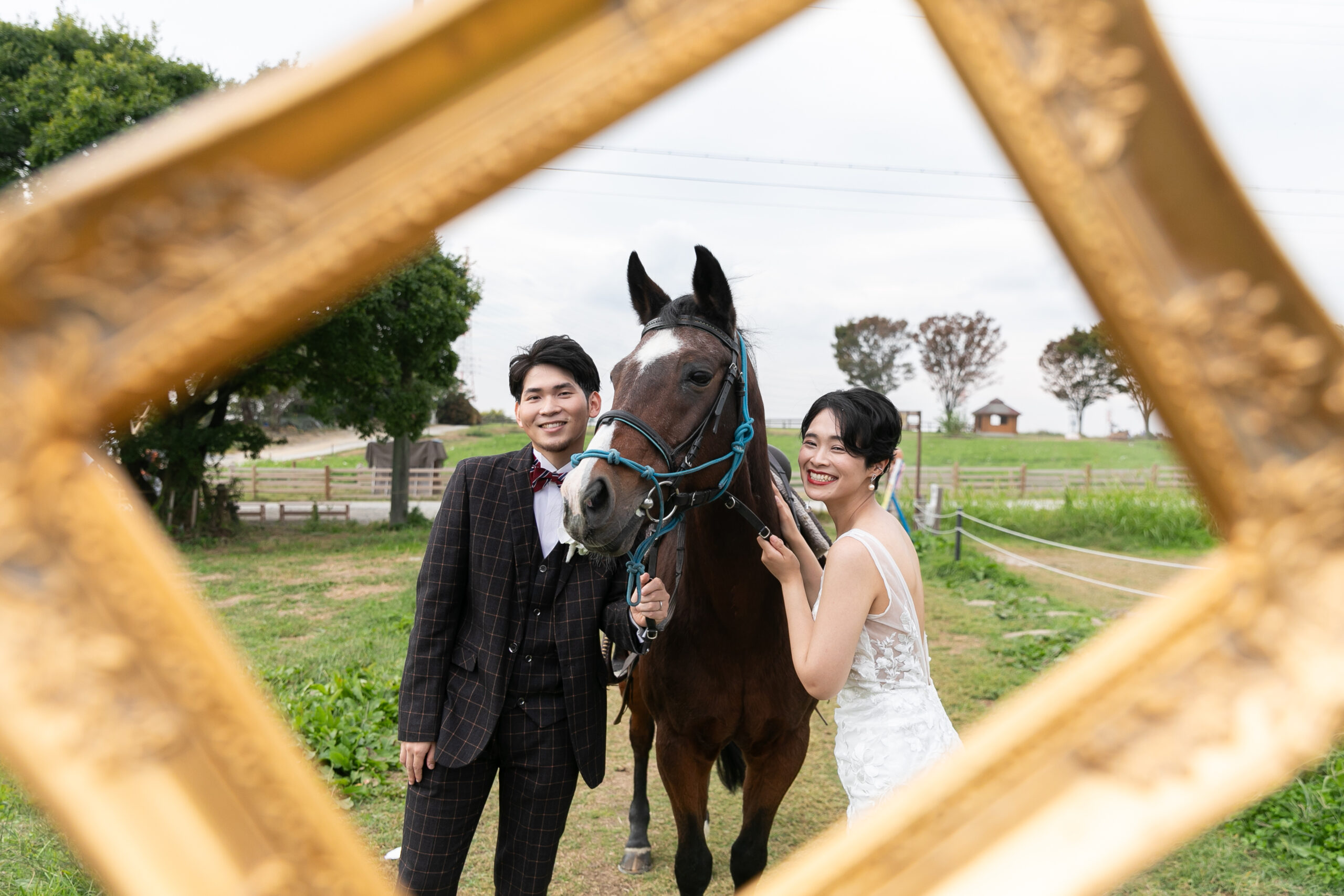 休憩中にリラックスする新郎新婦