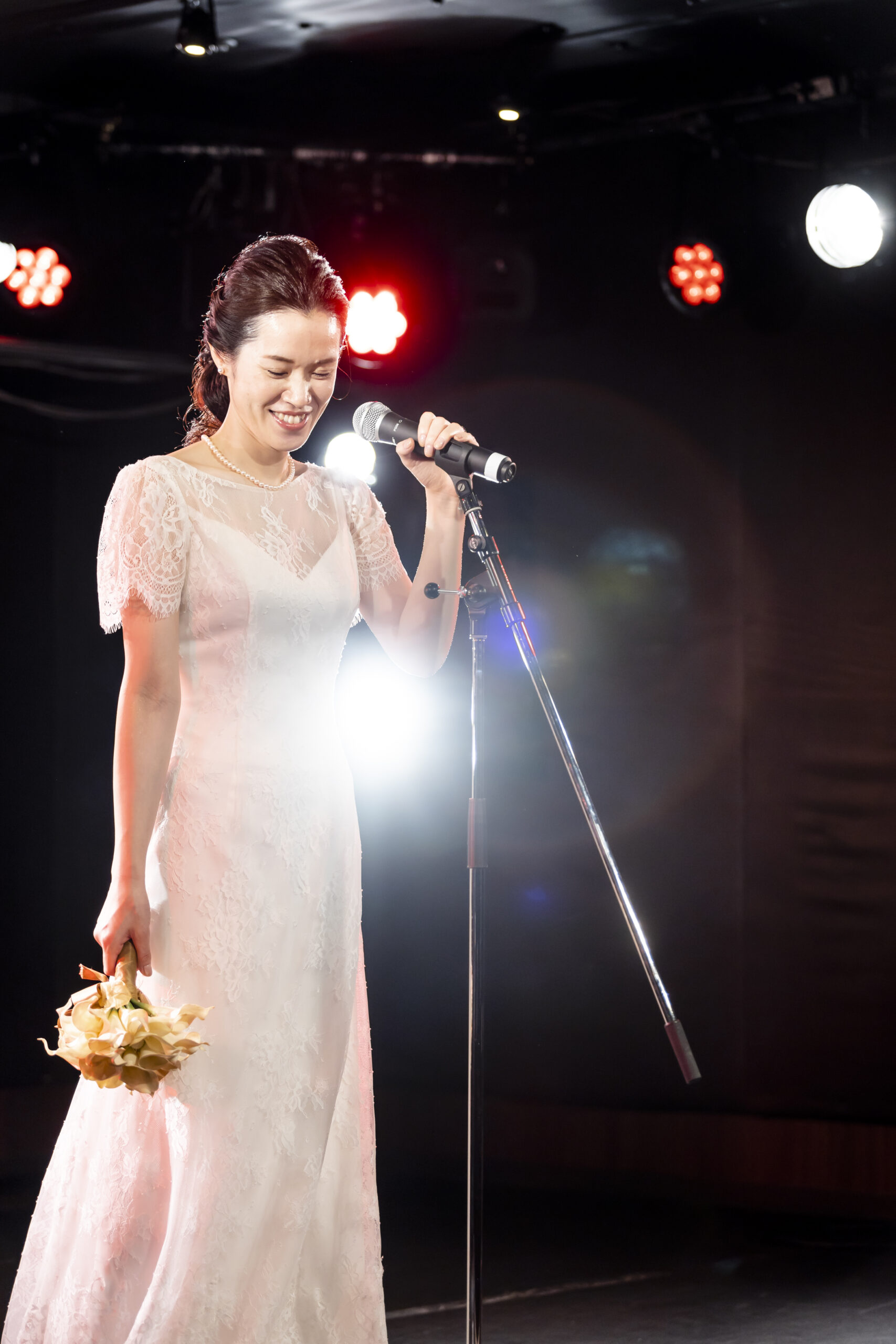 レザージャケットを羽織ったロックテイストのドレス姿の新婦