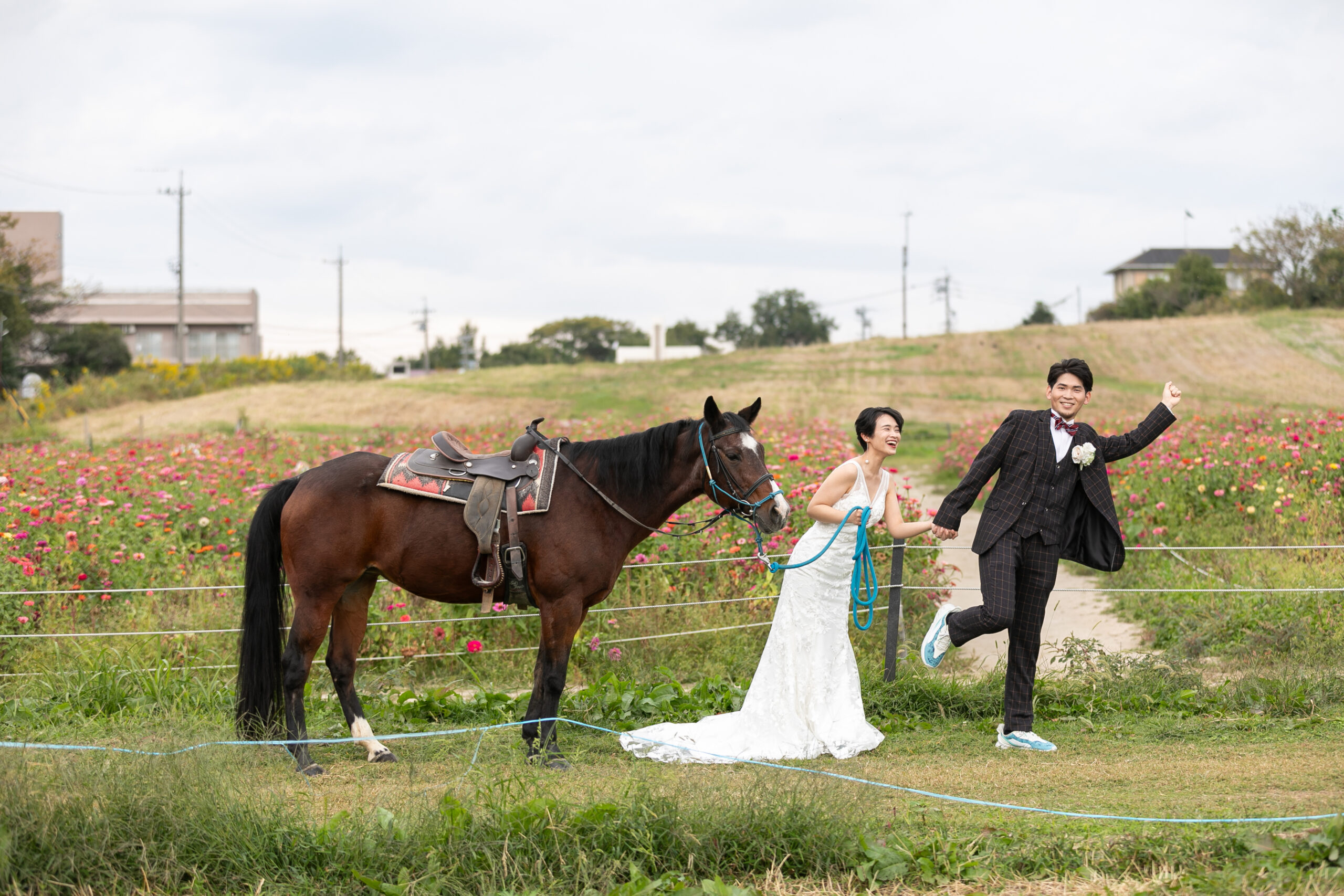 愛知牧場で馬と寄り添う新郎新婦