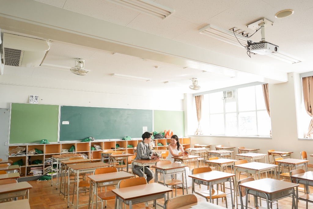 学校の廊下での撮影準備風景