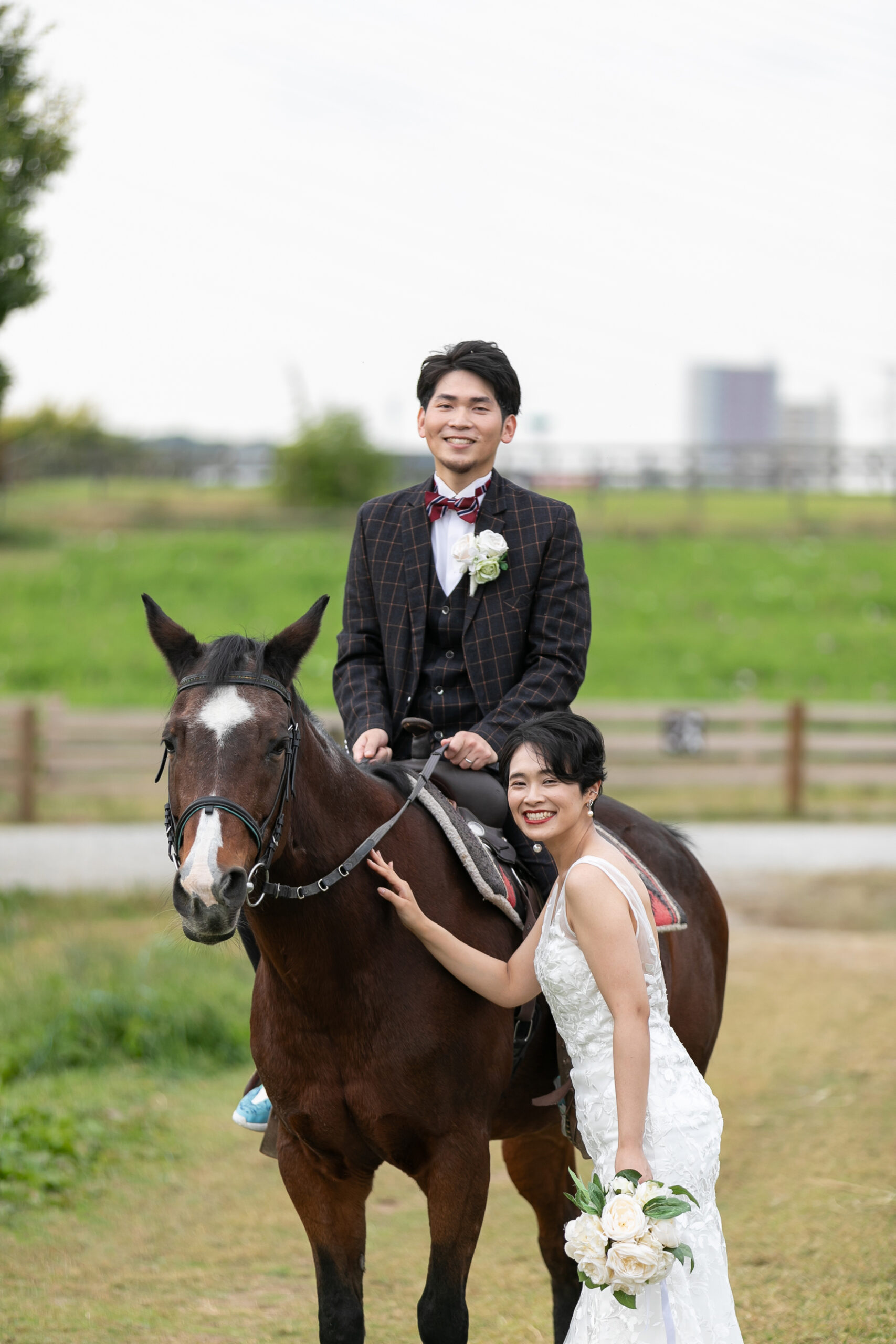 愛知牧場で馬と寄り添う新郎新婦