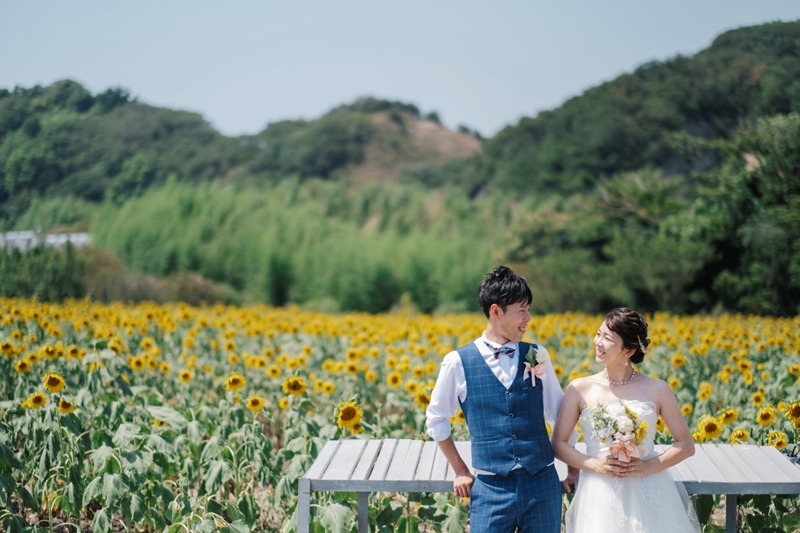 花ひろばの広大な花畑と花嫁のウェディングドレス姿