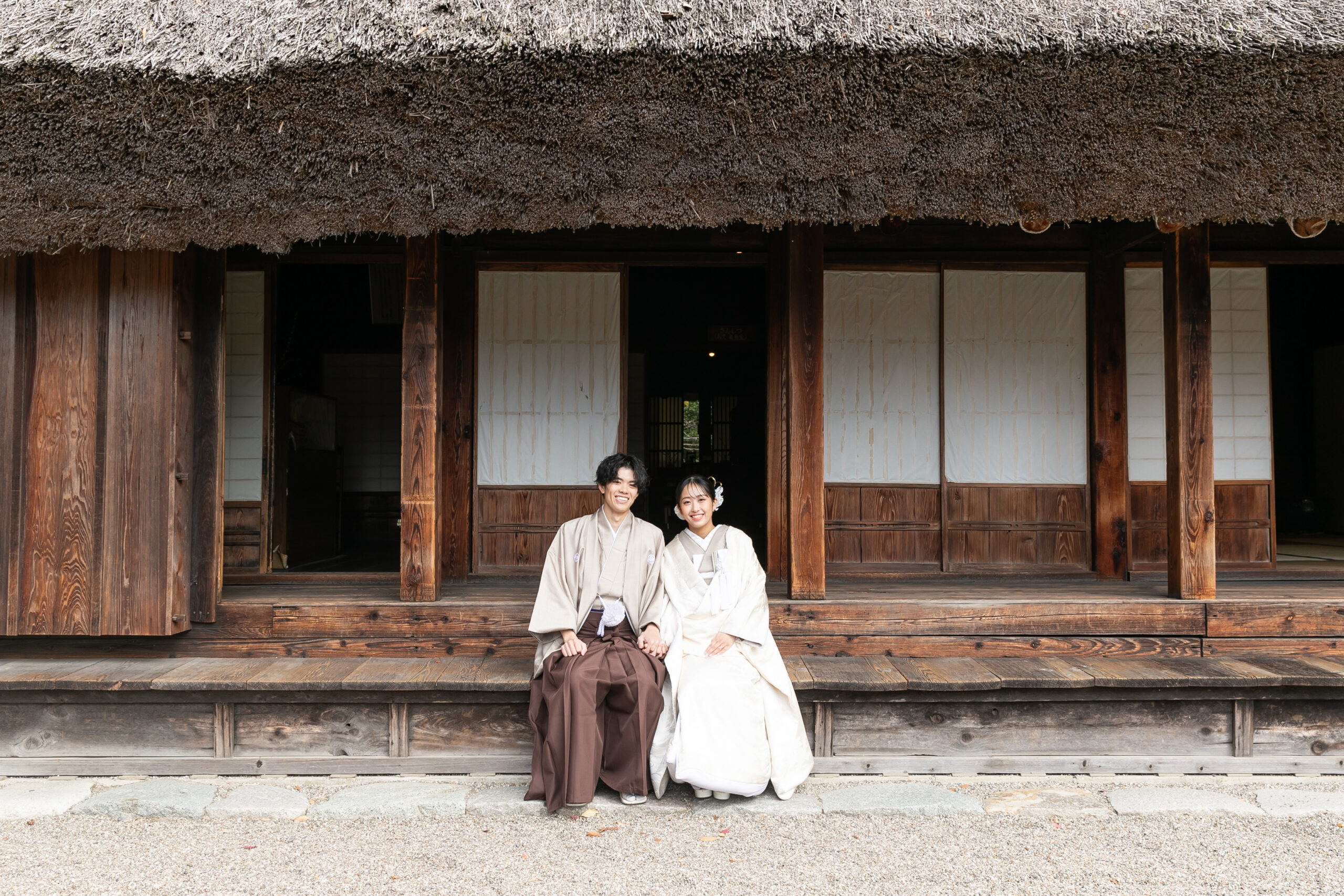 合掌造りの家の内部・障子越しに庭の紅葉が見える和装前撮り写真