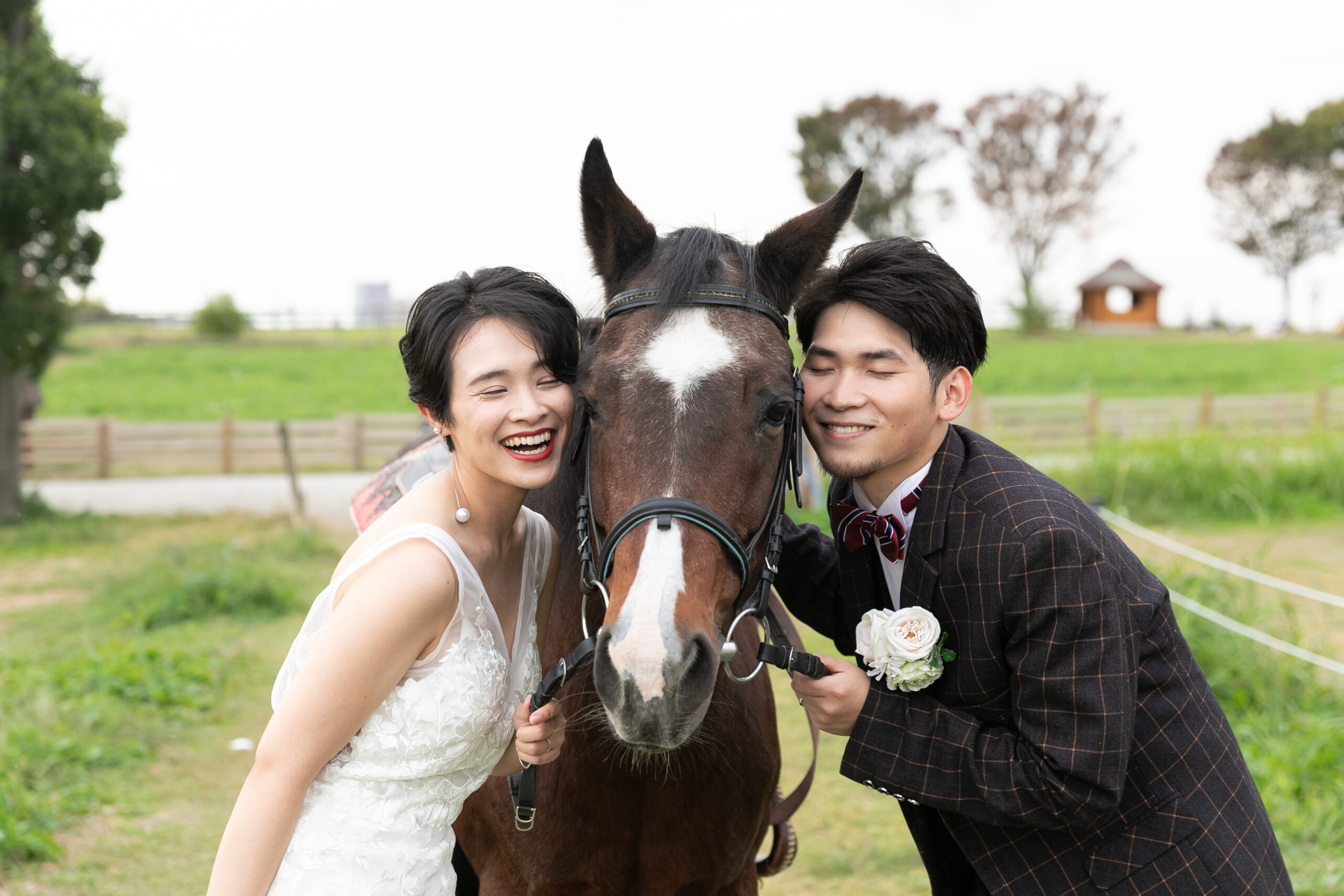 和装で牧場に佇む新郎新婦