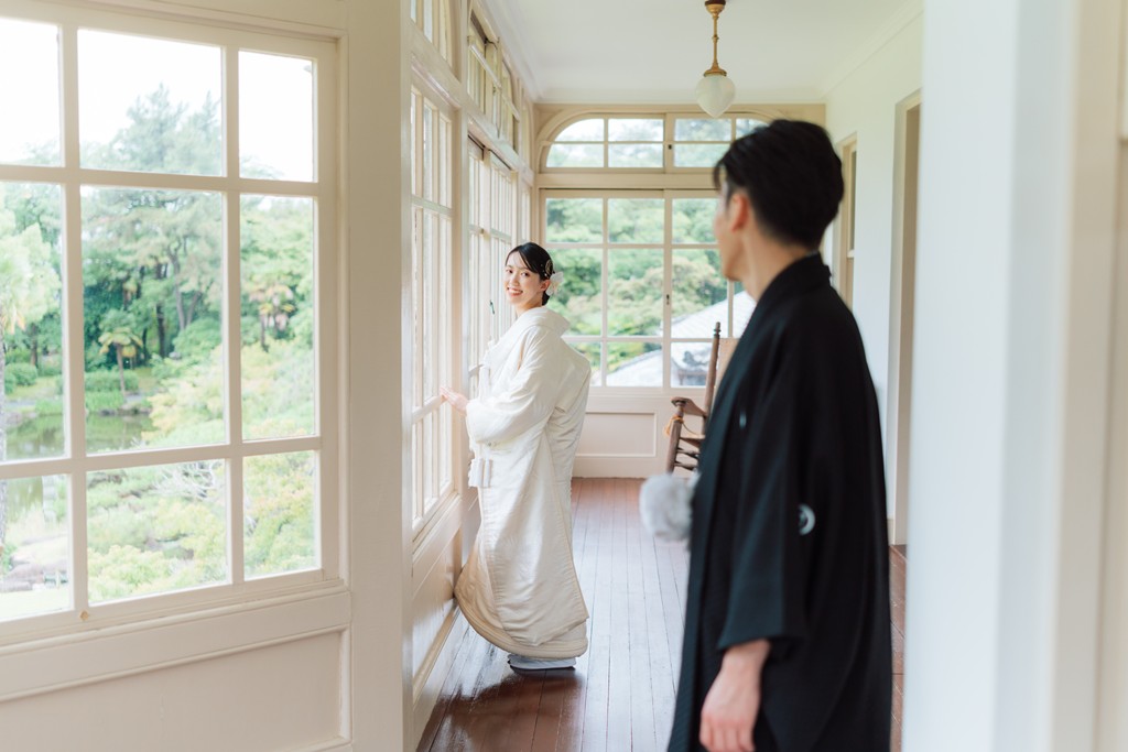 六華苑の日本庭園で和装(色打掛)を着て撮影するカップルのイメージ