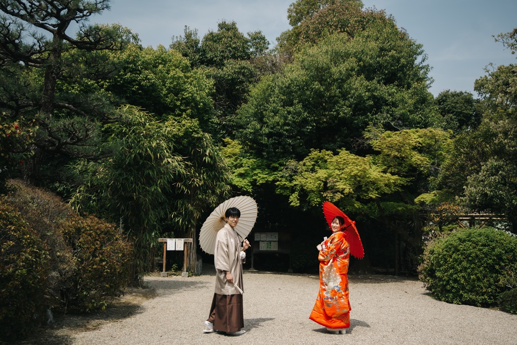 石灯篭と松が映える庭園での凛とした和装ショット