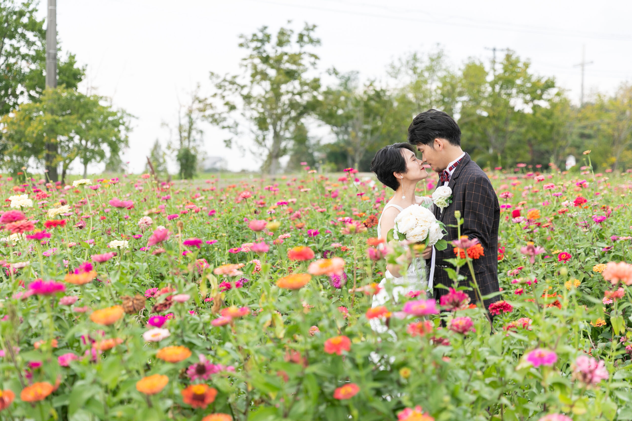 お花に囲まれた新郎新婦写真