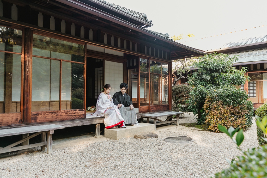 座敷の床の間を背景にした花嫁の正面ショット