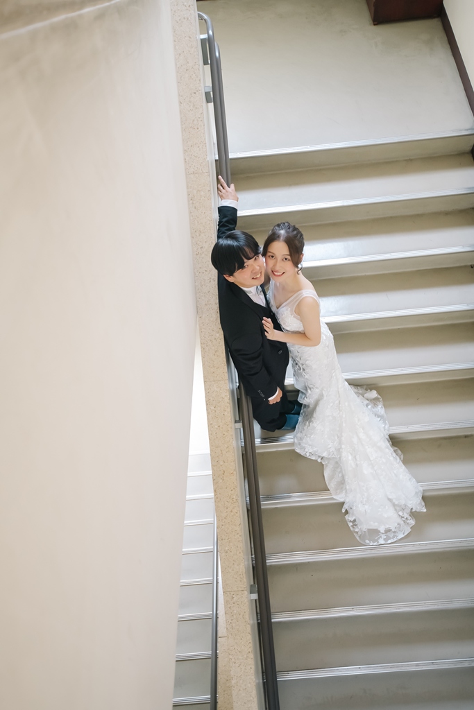 学校の階段でウェディングドレスを着た花嫁