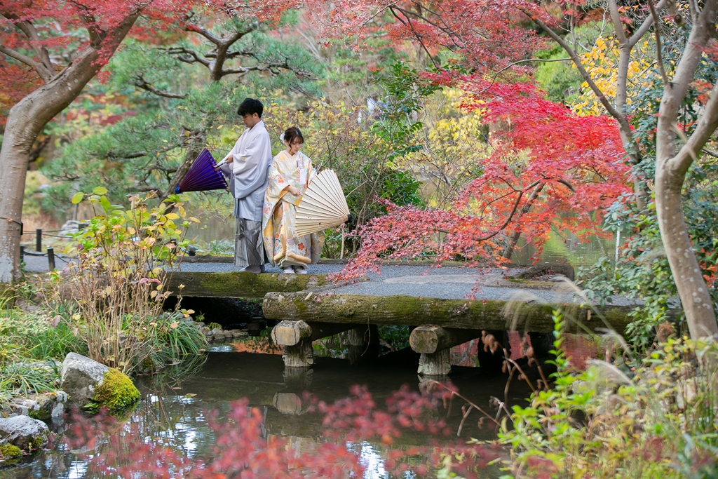 紅葉の中で色打掛を纏う和装姿の花嫁