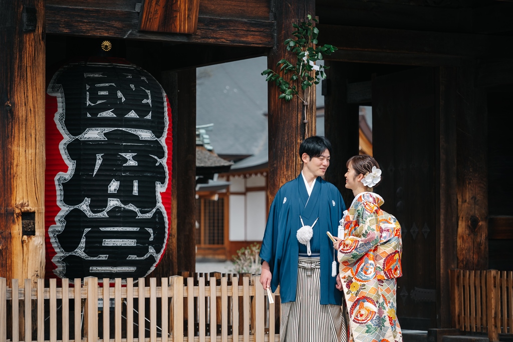 国府宮神社の神門と石畳の参道での和装前撮り