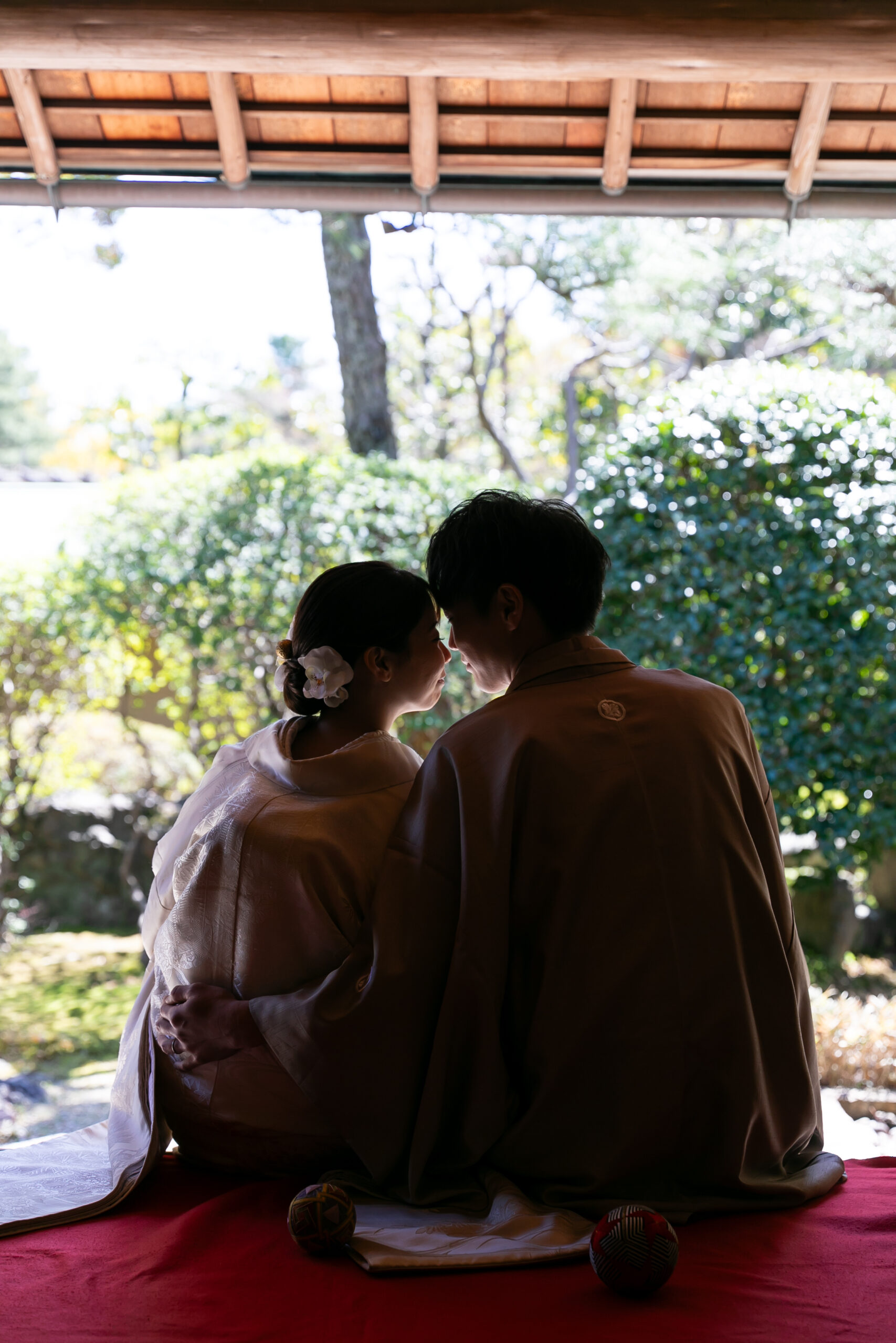 中村公園の縁側に腰かけて庭を眺める和装の二人