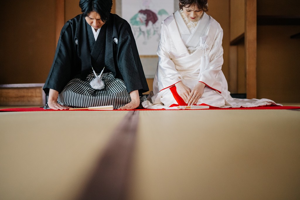 池のほとりに立つ色打掛の花嫁