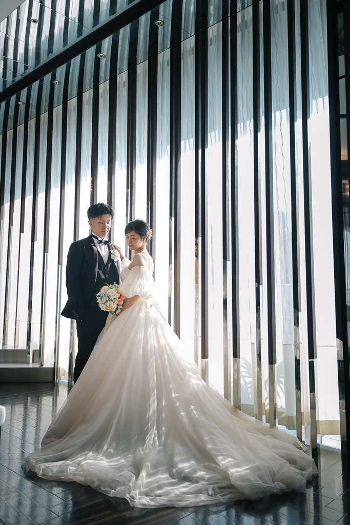 チャペルで和装姿の新郎新婦