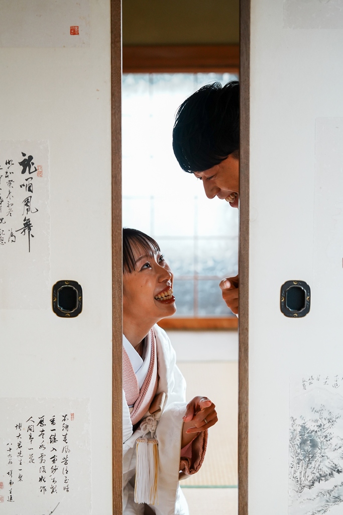 春の若葉が芽吹くどうだん亭の庭園での和装前撮り風景