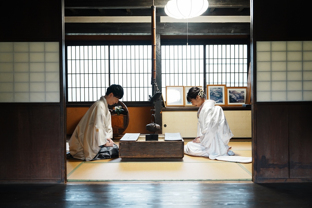 室内も素敵などうだん亭での和装カップルの前撮り写真