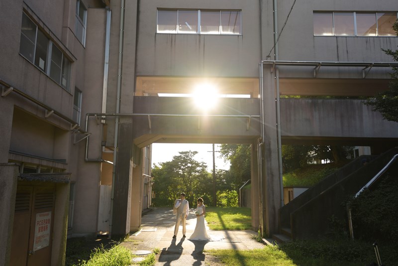 花嫁のブーケと学校の景色を組み合わせた撮影シーン