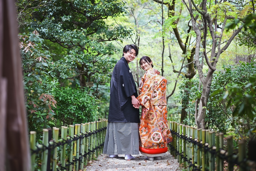 縁側から庭園を眺める白無垢の花嫁