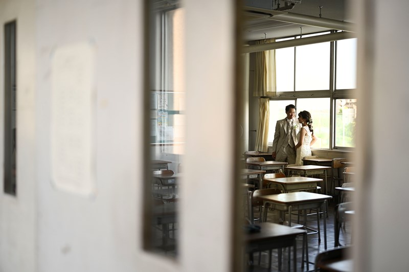 学校の廊下でウェディングドレスを着た花嫁