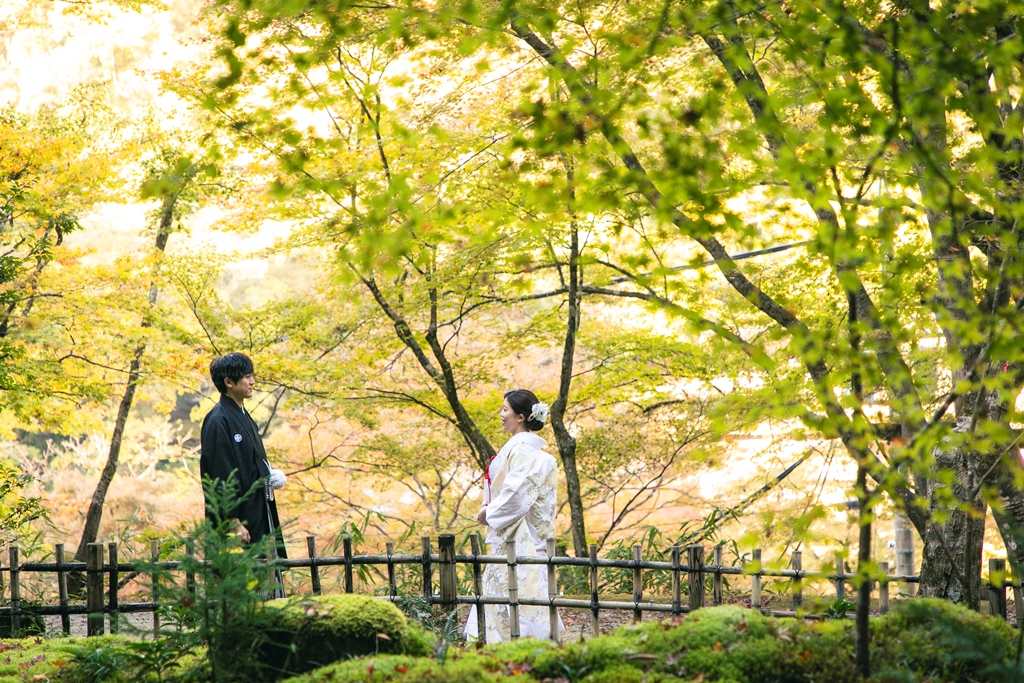香嵐渓前撮りを終えた幸せそうなカップルの笑顔