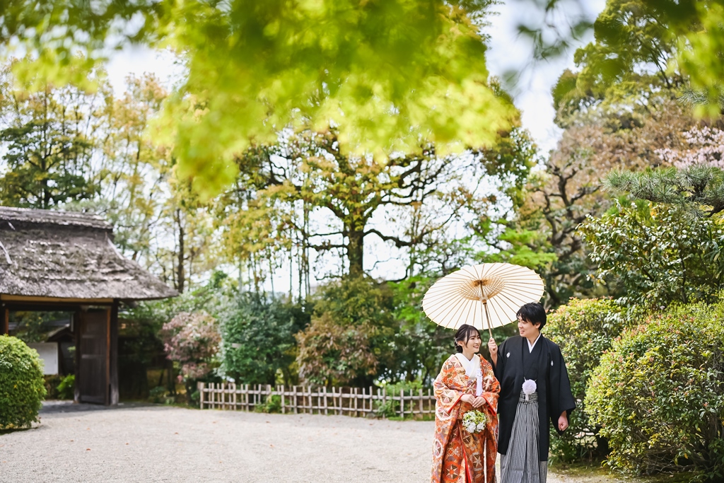 障子越しの柔らかい光の中で寄り添うふたり