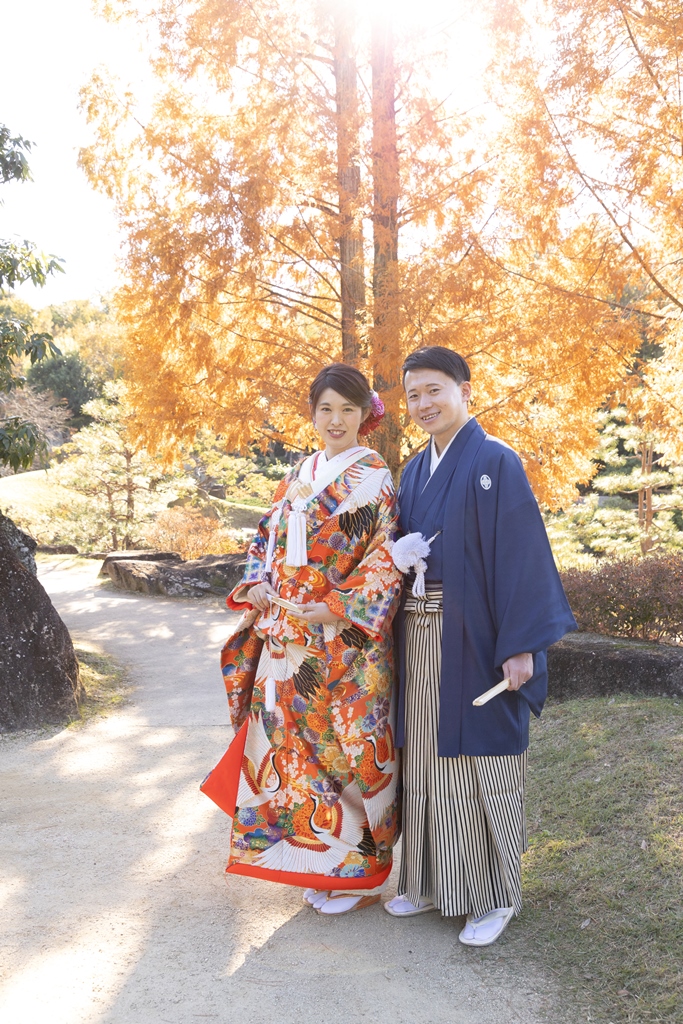 秋の紅葉と香流亭の日本庭園を背景にした和装前撮り