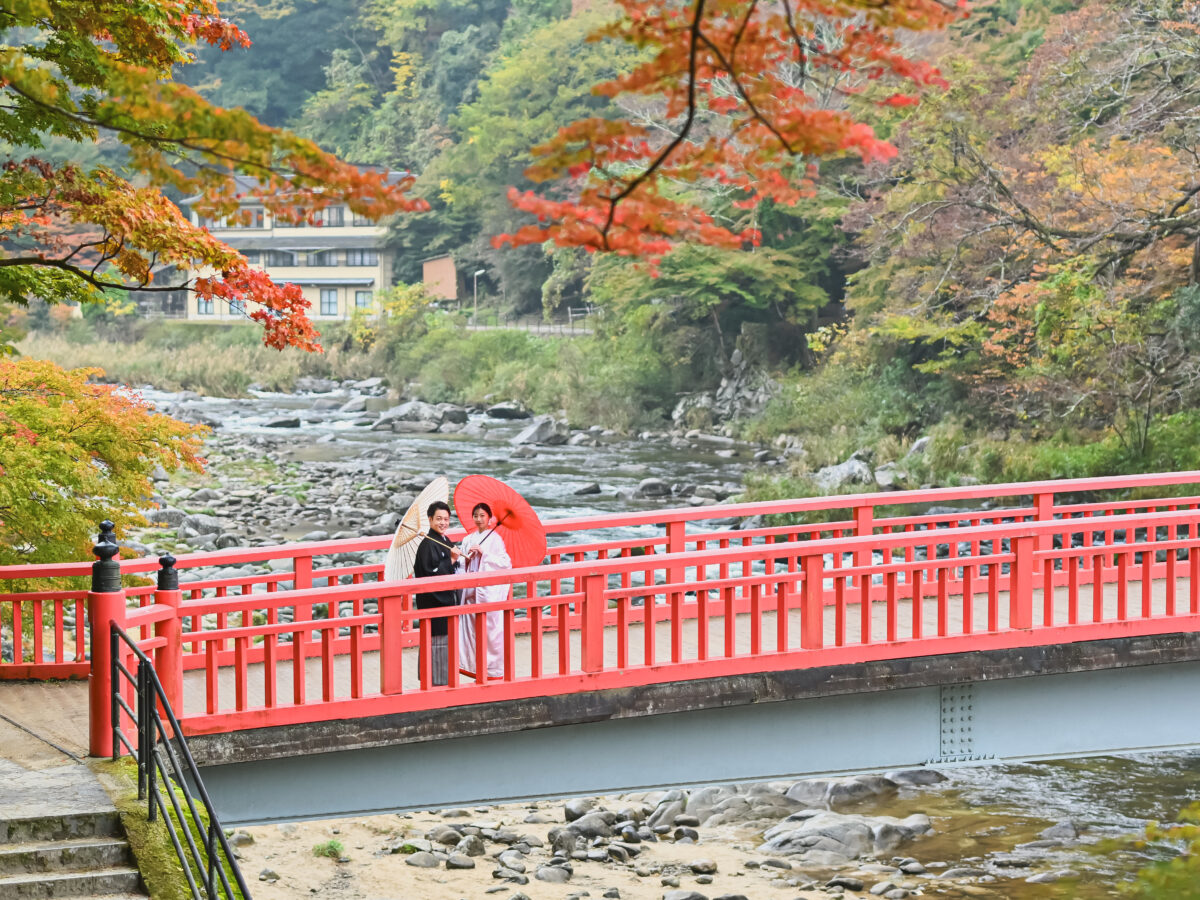 香嵐渓の朝の光の中でのウェディング前撮り