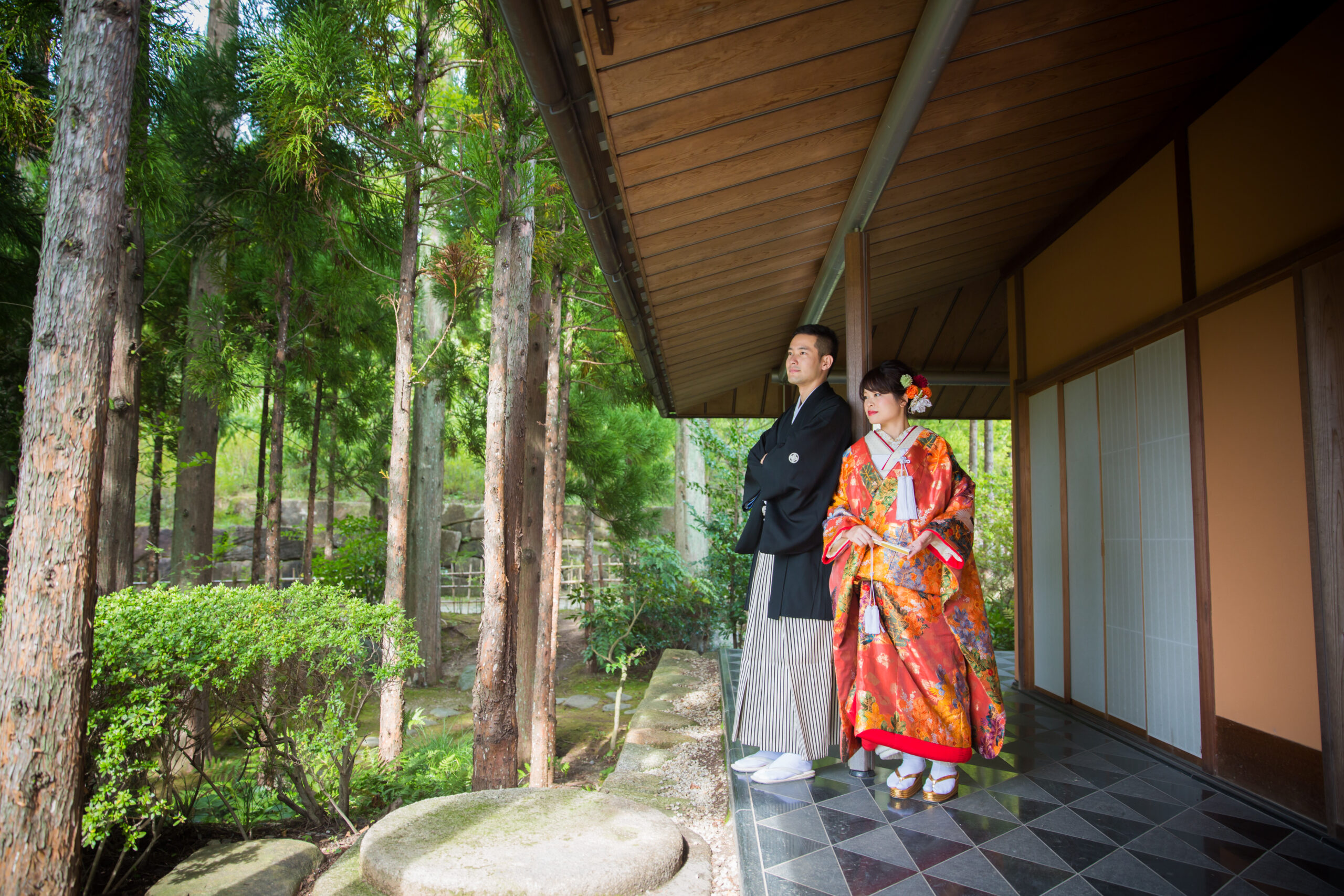 香流亭の庭園・石橋と池を背景にした和装前撮り写真