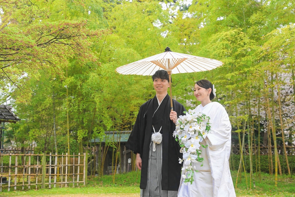 桐蔭茶席の竹林を背景にした和装前撮り写真