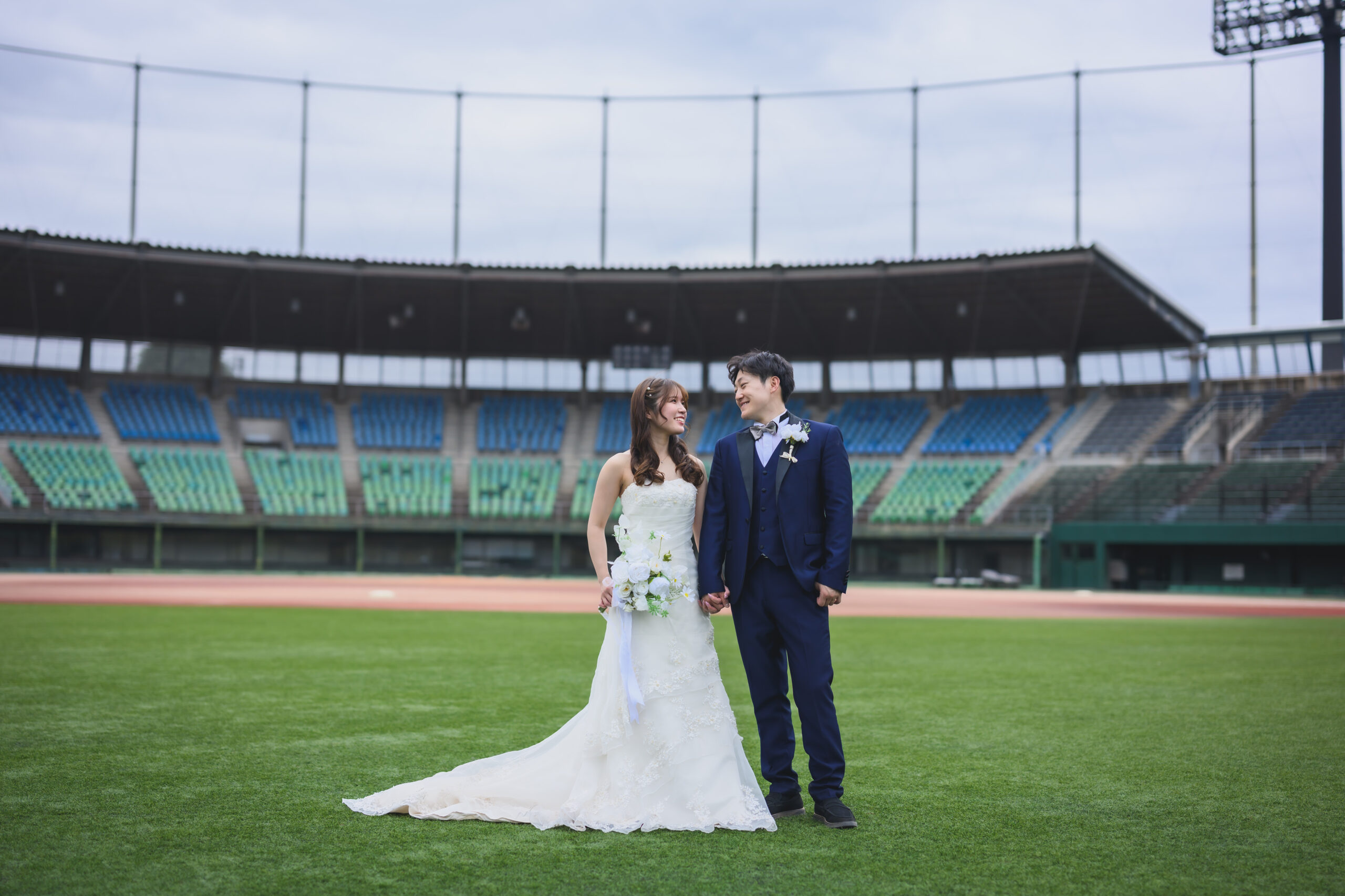 スタジアムでカラードレス姿のウェディング前撮り
