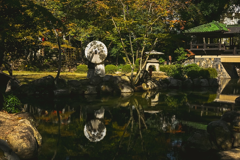 揚輝荘の北庭園の池を背景にした和装前撮り写真