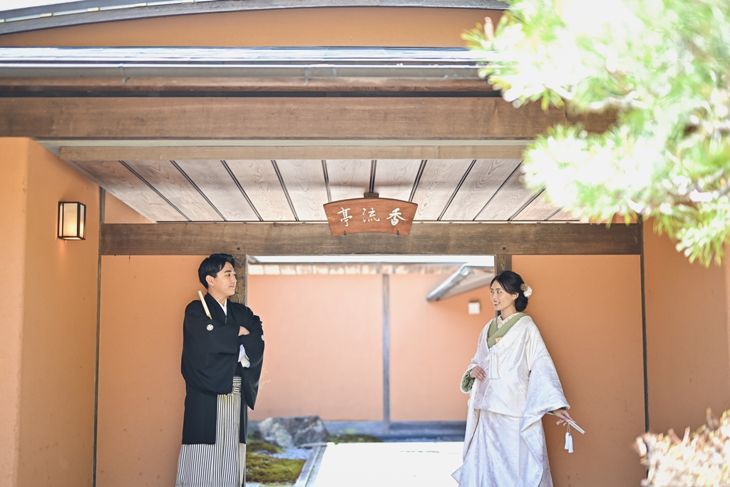 香流亭の茶室外観と日本庭園の全景