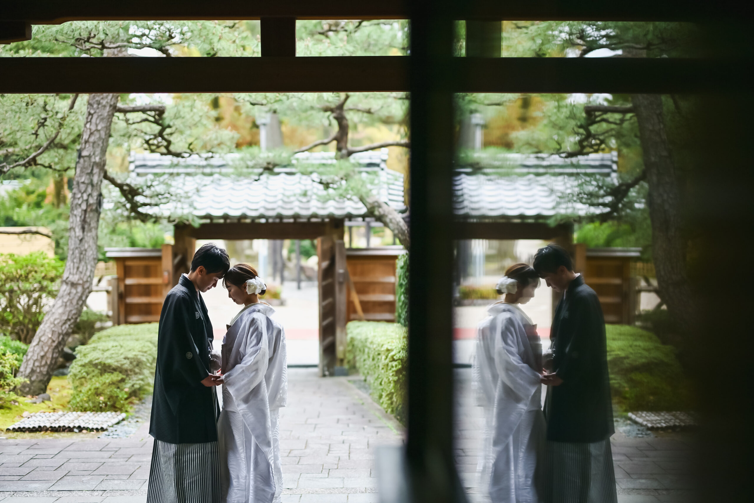 中村公園記念館の唐破風の玄関を背景にした和装前撮り写真