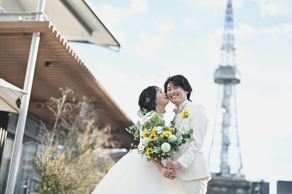 夜にライトアップされたテレビ塔と前撮り撮影のイメージ