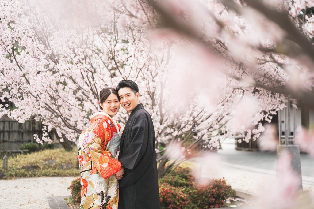 龍仙湖と満開の桜を背景にした和装前撮り写真