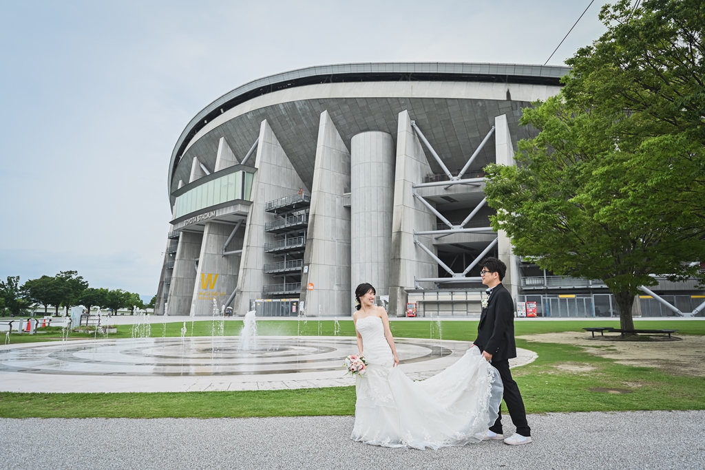 赤系カラードレスでトヨタスタジアムに立つ花嫁