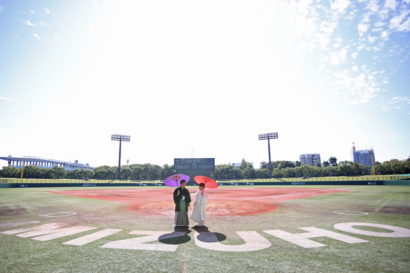 スタジアム周辺で和装で撮影するカップル