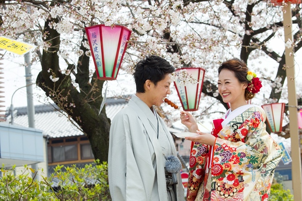 国府宮神社での前撮りを終えた幸せそうなカップルの笑顔