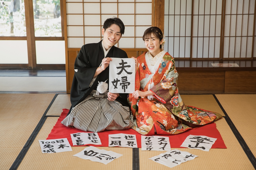 名古屋城天守閣と季節の木々を背景にした和装前撮り写真