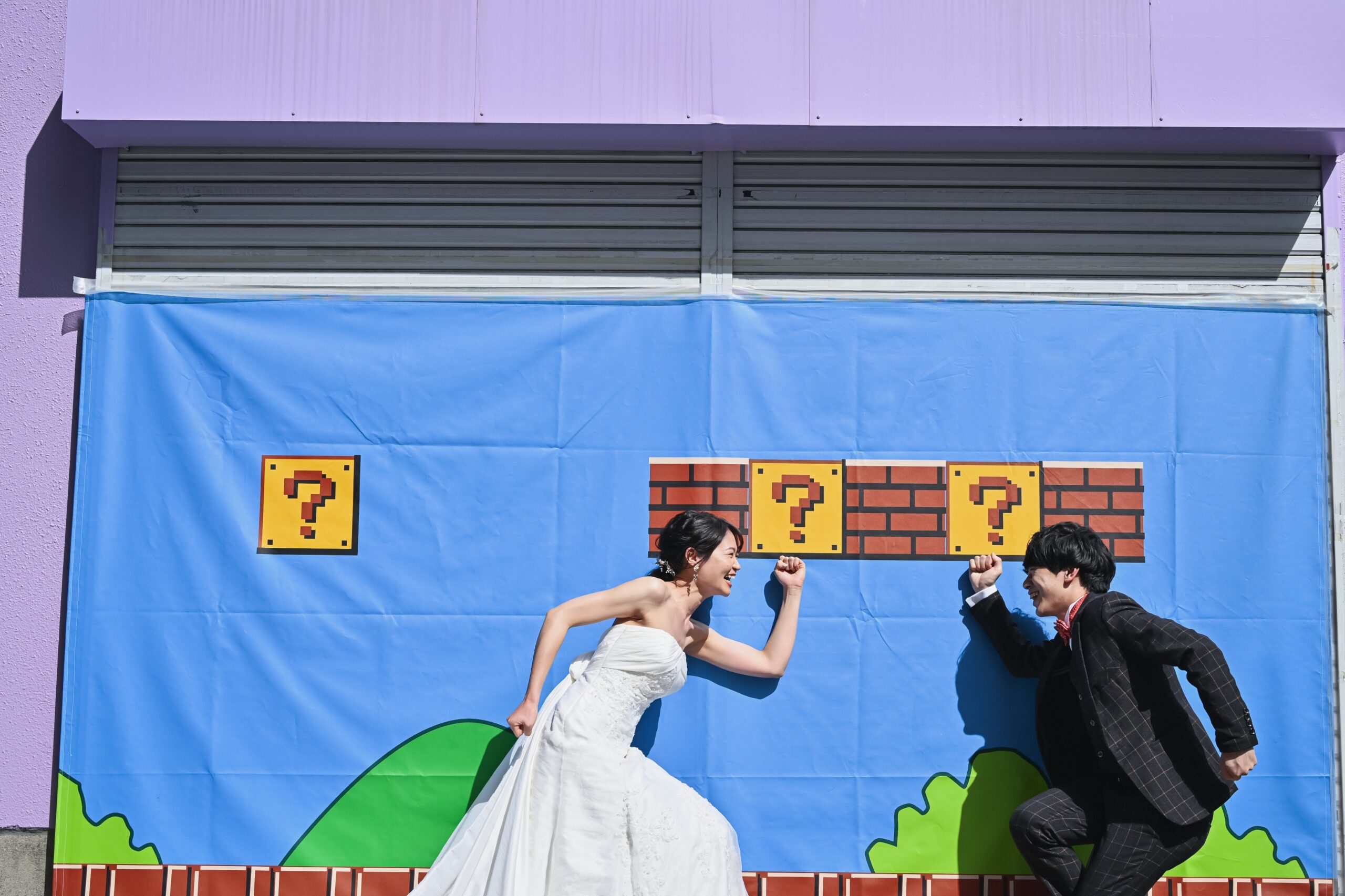 全力で撮影を楽しむお2人(ウェディングドレス&タキシード)