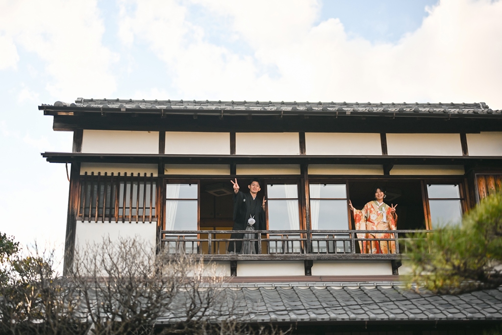 どうだん亭の日本庭園の全景と趣ある建物の風景