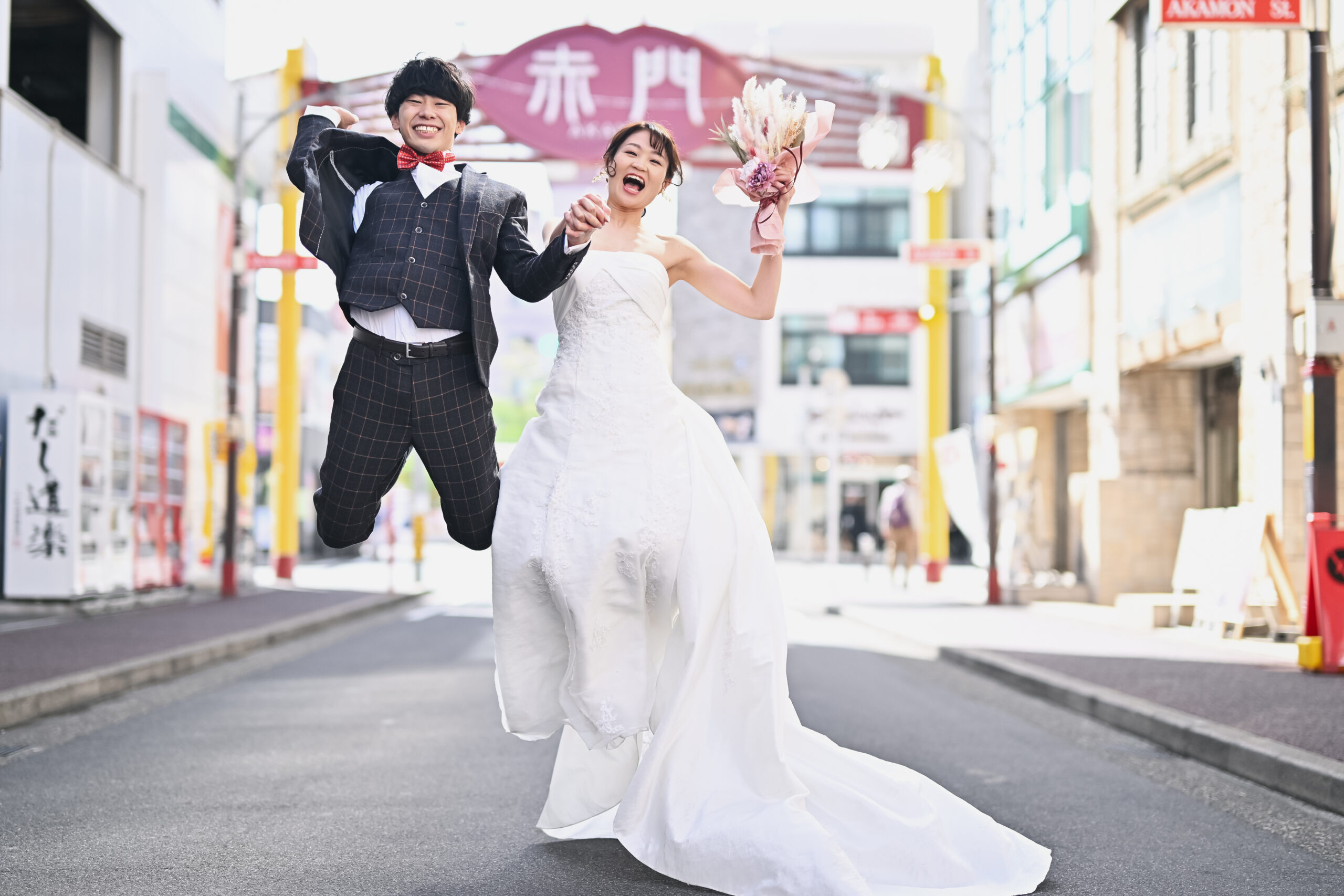 名古屋の商店街での前撮り、フィルム風に仕上がったウェディング写真のイメージ