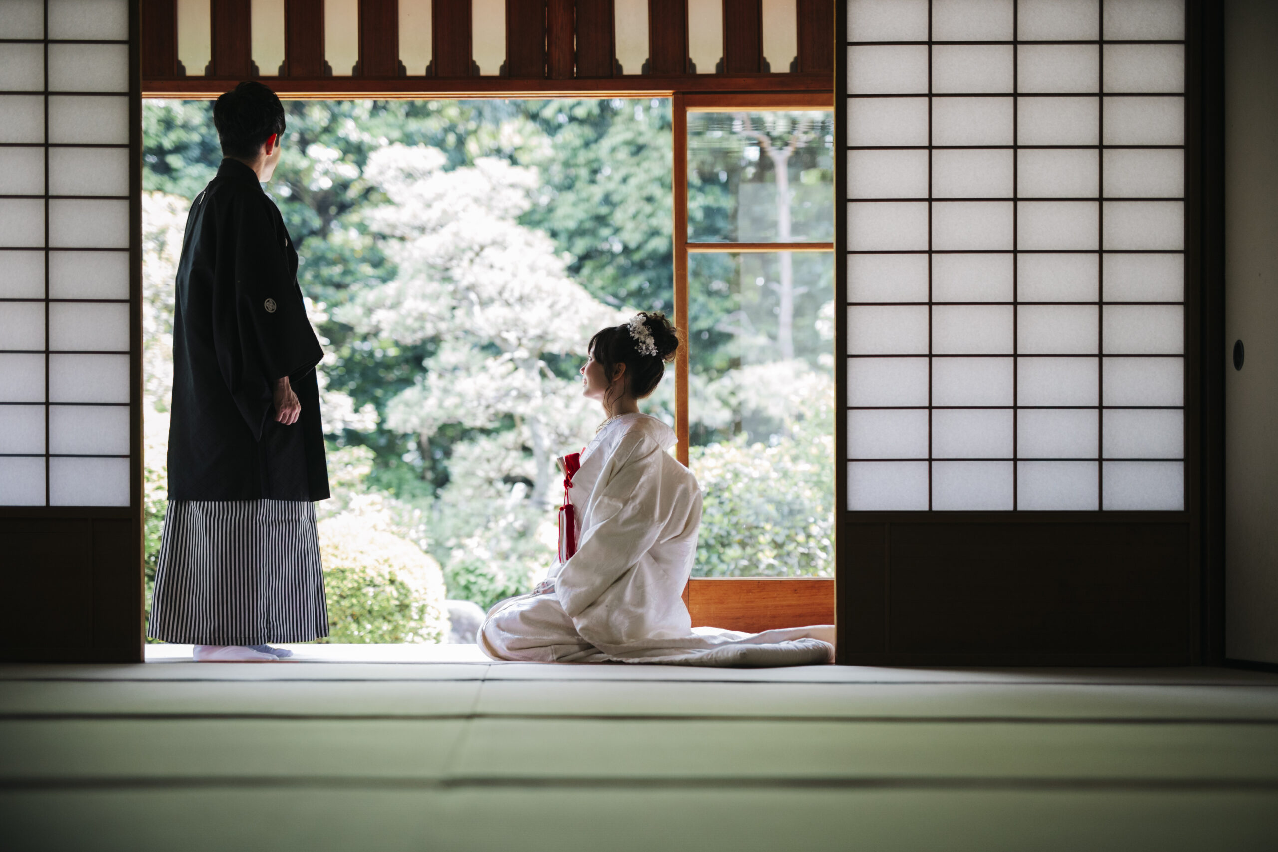 THE SKY WEDDINGのスタッフとカウンセリング中の笑顔のカップル