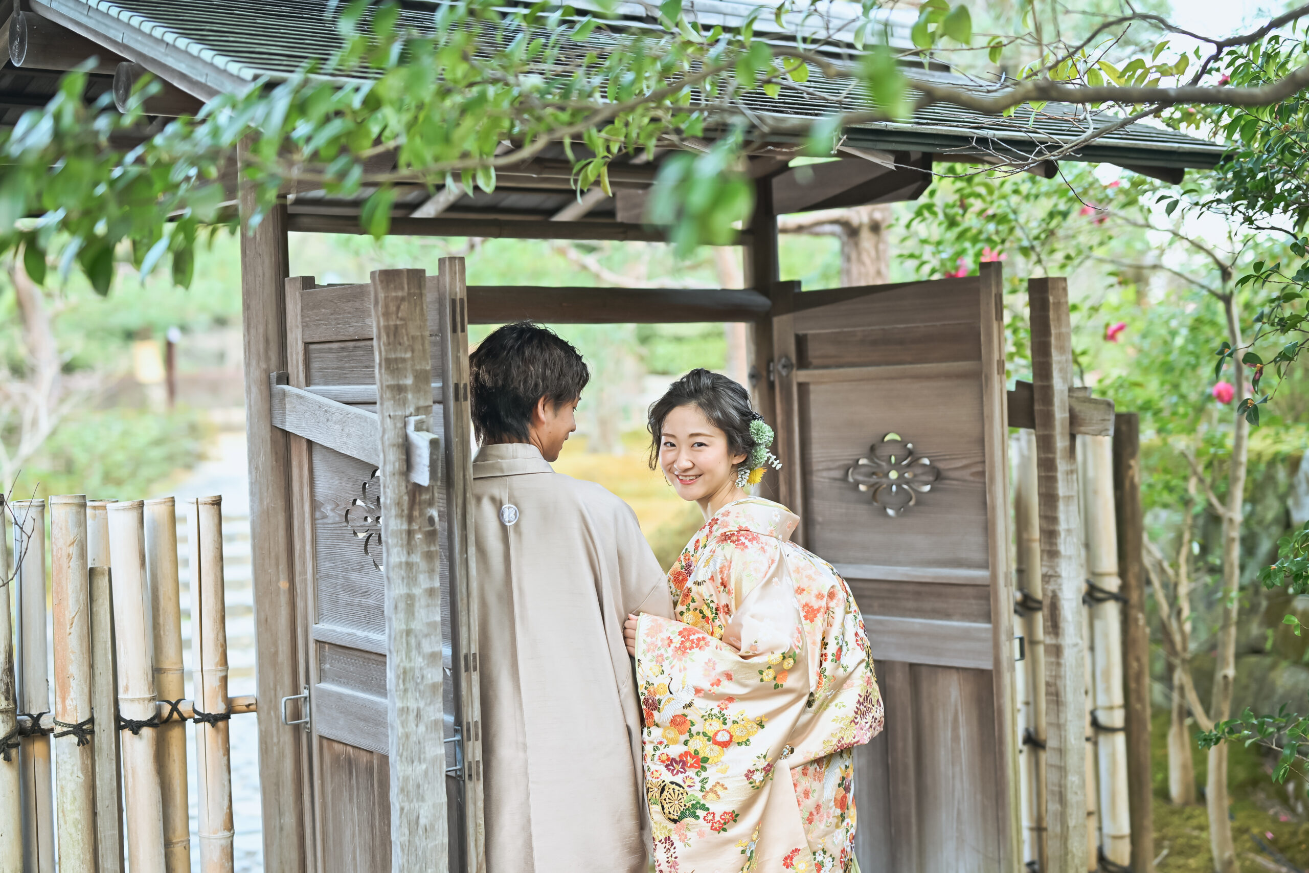 白無垢と黒紋付を着た笑顔の夫婦