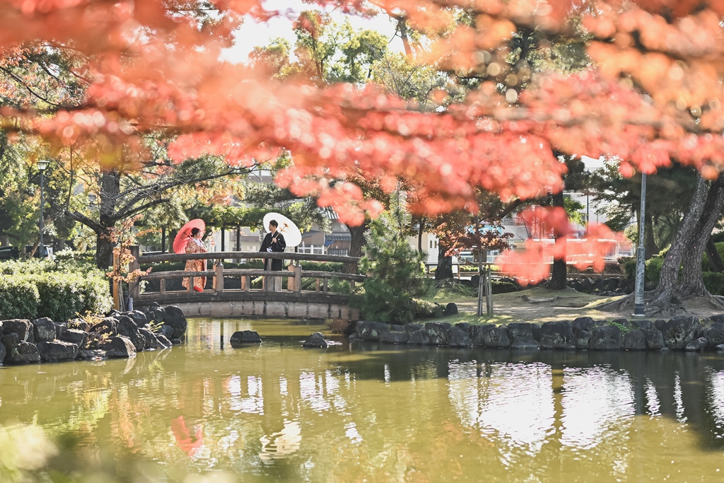 ひょうたん池と太鼓橋を背景にした和装前撮り写真