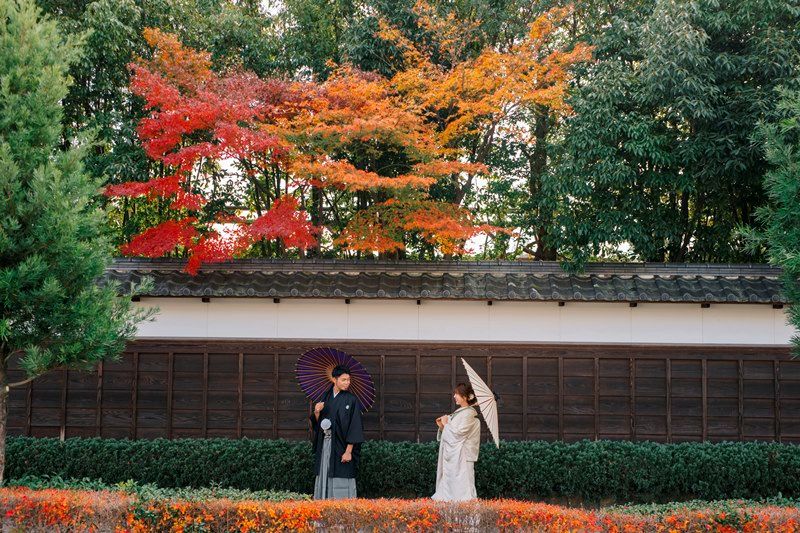 撮影前にヘアメイクの準備をする花嫁の様子