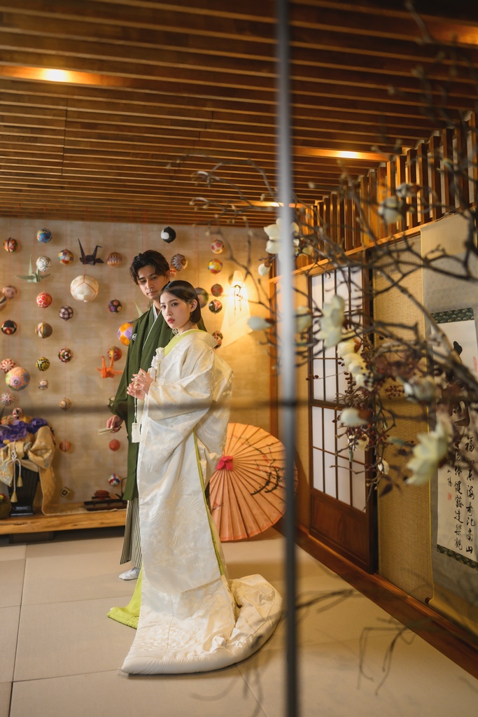 白無垢とグリーンの紋付を着た新郎新婦