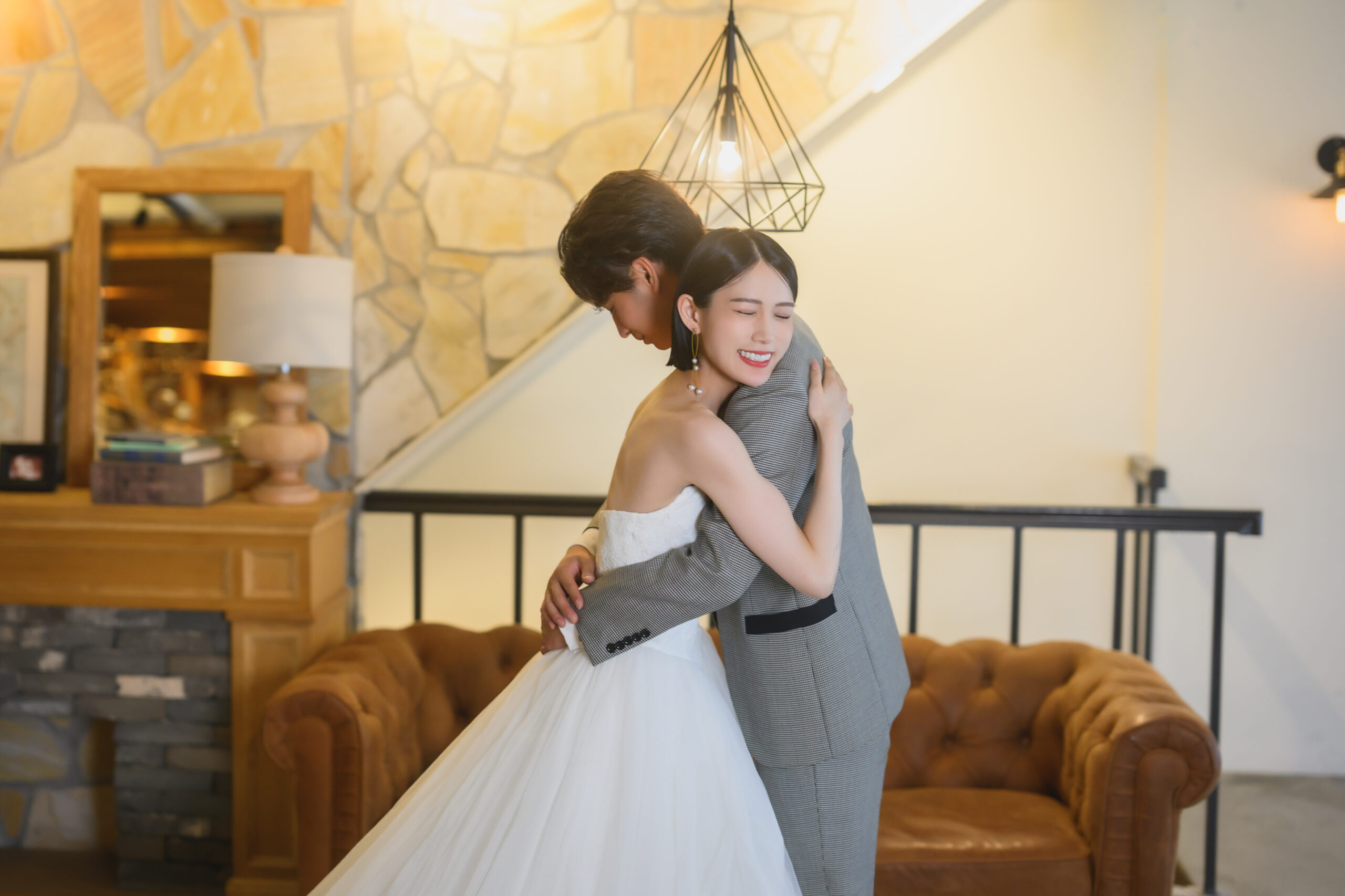 新郎新婦ハグ