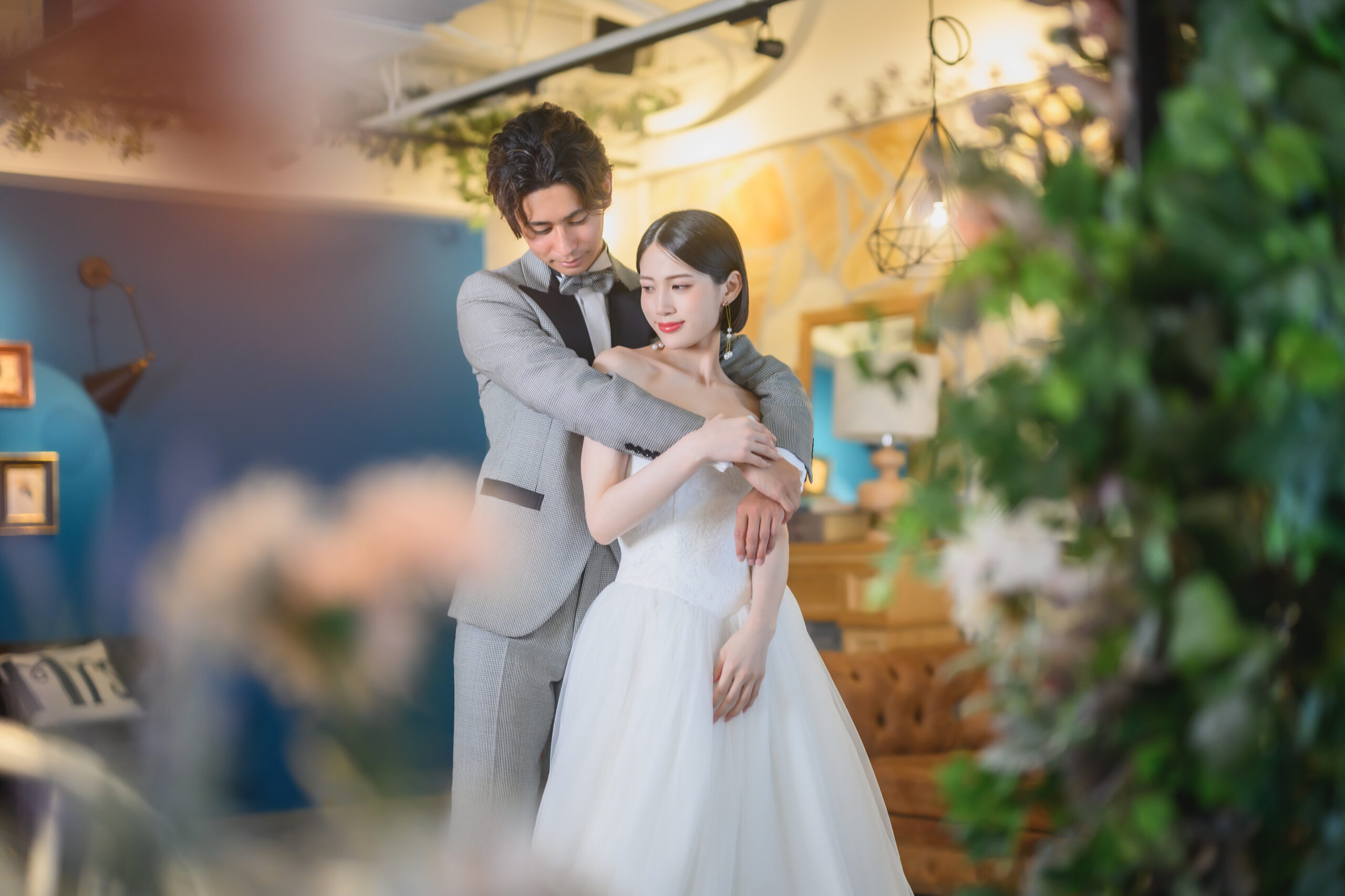 新婦を後ろからハグしている新郎PC