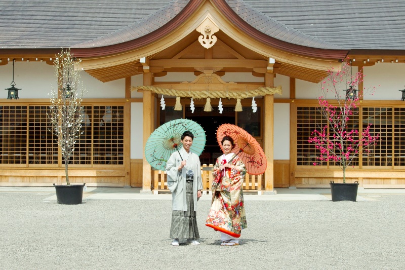 国府宮神社の境内の石灯籠と木々の間での和装前撮り
